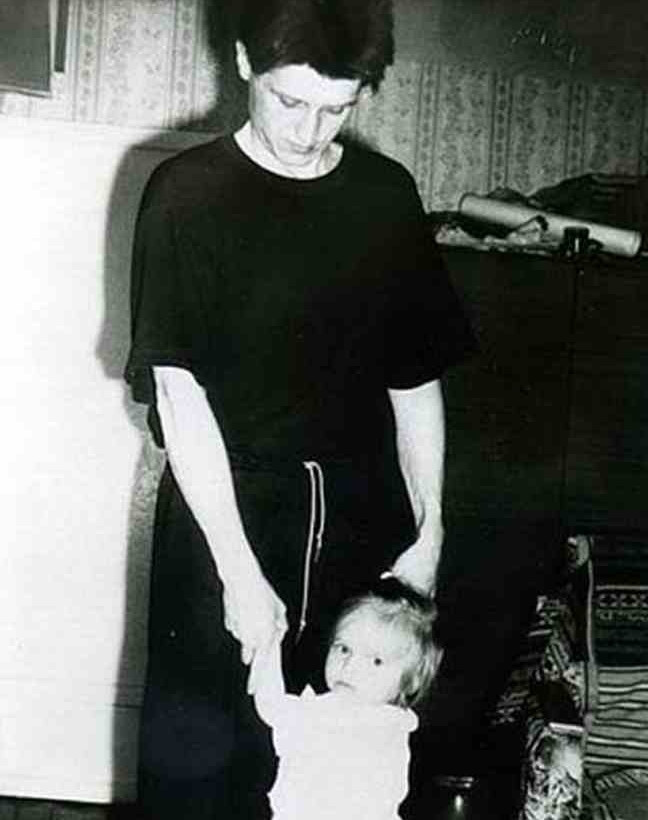 Πατέρας και κόρη, στην ίδια πόζα επί 18 χρόνια! (pics)