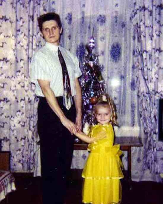 Πατέρας και κόρη, στην ίδια πόζα επί 18 χρόνια! (pics)