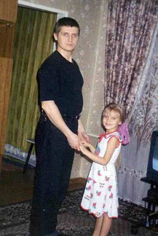 Πατέρας και κόρη, στην ίδια πόζα επί 18 χρόνια! (pics)