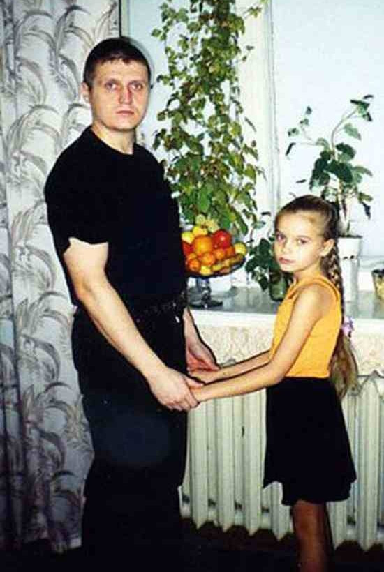 Πατέρας και κόρη, στην ίδια πόζα επί 18 χρόνια! (pics)