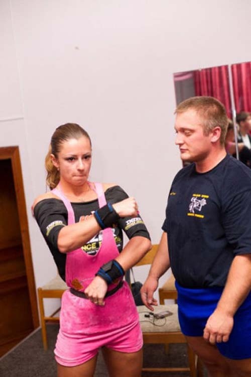 Μπορείτε να μαντέψετε τι δουλειά κάνει αυτή η όμορφη κοπέλα; 