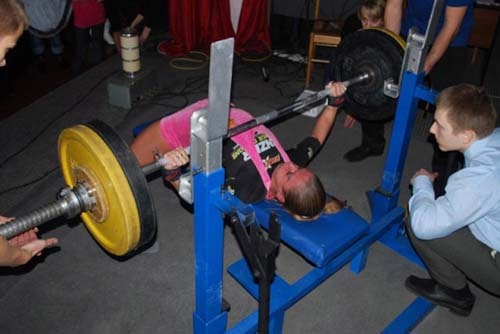 Μπορείτε να μαντέψετε τι δουλειά κάνει αυτή η όμορφη κοπέλα; 