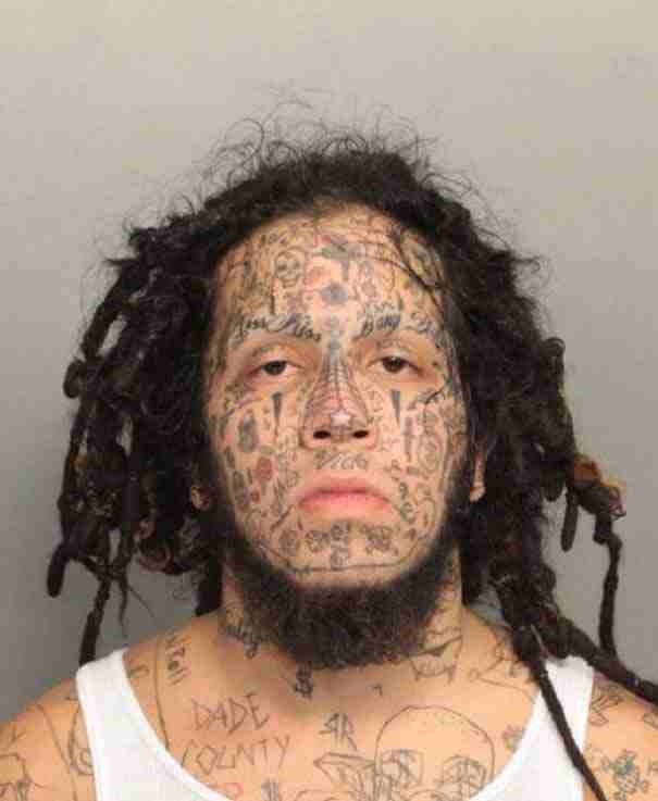 Έχουν γεμίσει τα πρόσωπά τους με τατουάζ (pics)