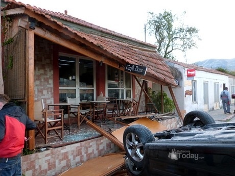 Εισέβαλε με το αυτοκίνητό του σε καφετέρια! (pics)