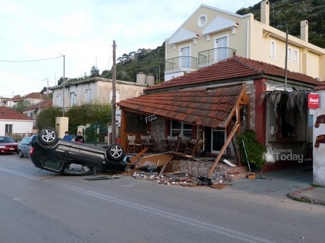 Εισέβαλε με το αυτοκίνητό του σε καφετέρια! (pics)
