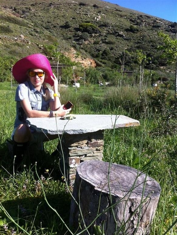 Δείτε: Η Ελένη Μενεγάκη συνεχίζει να ποζάρει στην Άνδρο!