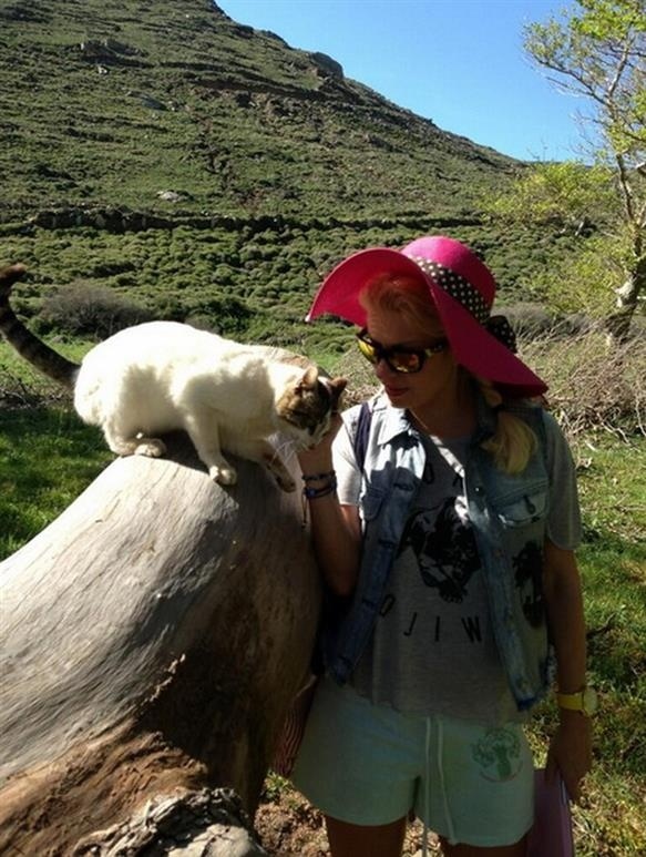 Δείτε: Η Ελένη Μενεγάκη συνεχίζει να ποζάρει στην Άνδρο!