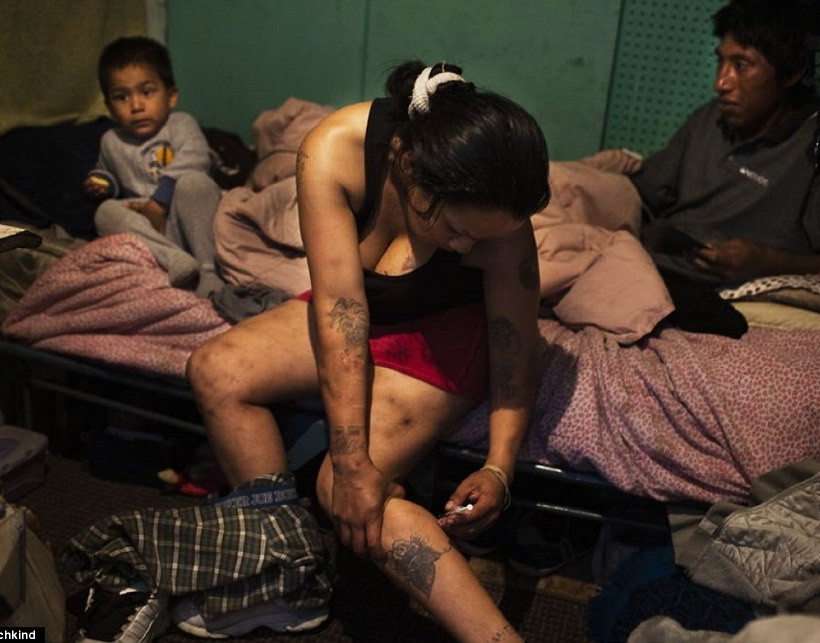 Εικόνα-ΣΟΚ: Κάνει ηρωίνη μπροστά στο μωρό της