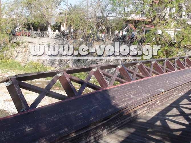 Γέφυρα κίνδυνος - θάνατος για δεκάδες παιδάκια στο Βόλο (pics-vid)