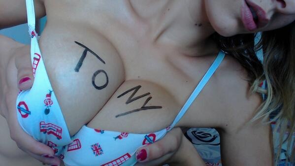 Έγινε διάσημη παγκοσμίως γράφοντας μηνύματα στο... στήθος της!