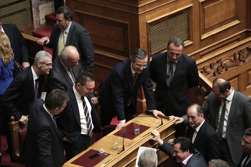Το… «κόρτε» των υπουργών στον Σαμαρά (ΦΩΤΟ)