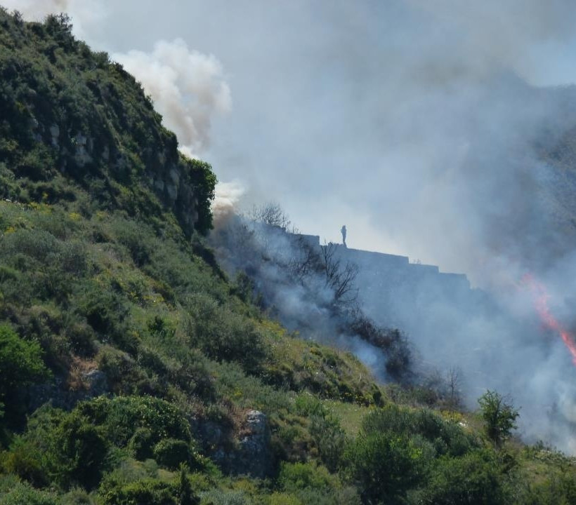 Συναγερμός στην Κρήτη: Πυρκαγιά στα Μεγάλα Χωράφια (pics)