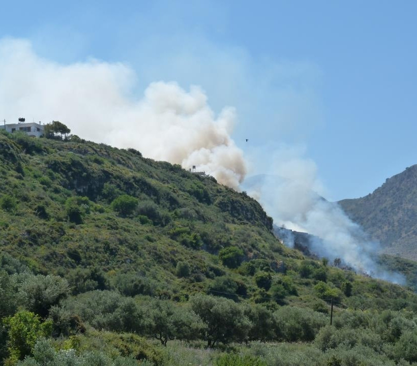 Συναγερμός στην Κρήτη: Πυρκαγιά στα Μεγάλα Χωράφια (pics)