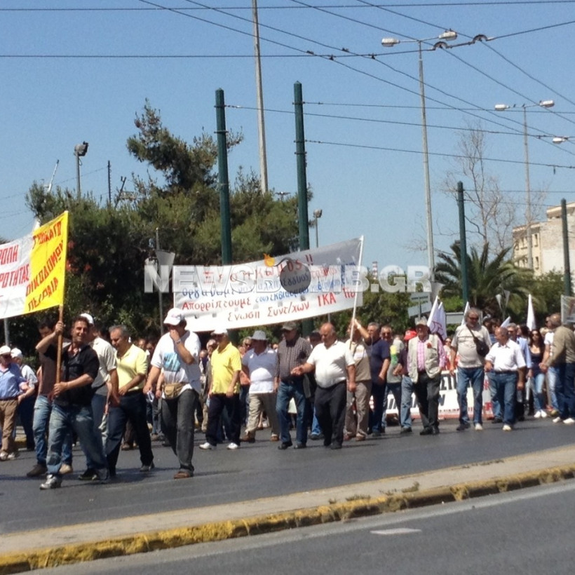 ΤΩΡΑ: Συγκέντρωση και πορεία για την Εργατική Πρωτομαγιά στον Πειραιά 