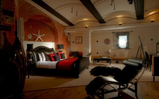 Πλωτό «παλάτι» μέσα σε λιμάνι (pics)