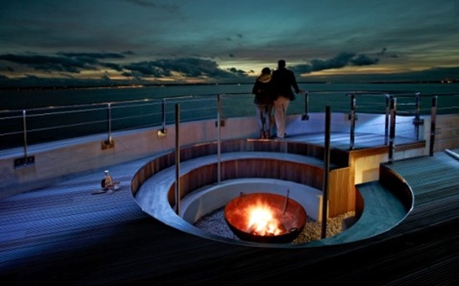 Πλωτό «παλάτι» μέσα σε λιμάνι (pics)