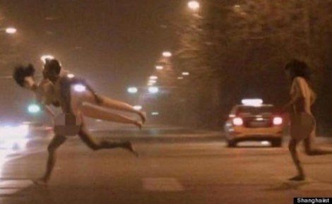 Σάλος στο διαδίκτυο: Γυμνή γυναίκα... κυνηγάει έναν γυμνό άνδρα! (pic)