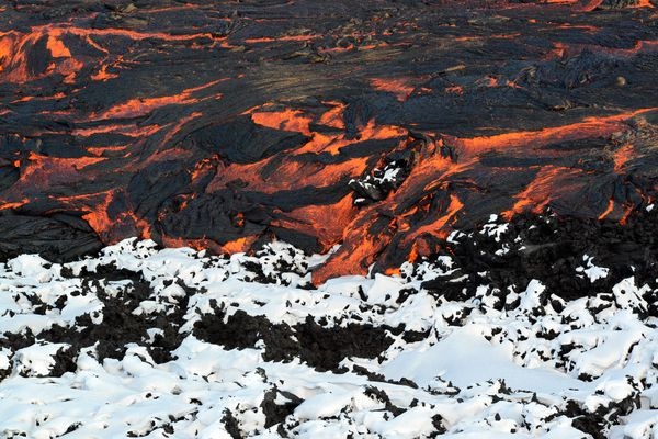 Δείτε τι συμβαίνει όταν η λάβα συναντάει τον πάγο (pics)