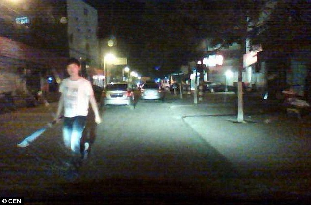 Η συμμορία με τις χατζάρες που σκορπά τον τρόμο στους οδηγούς (pics)