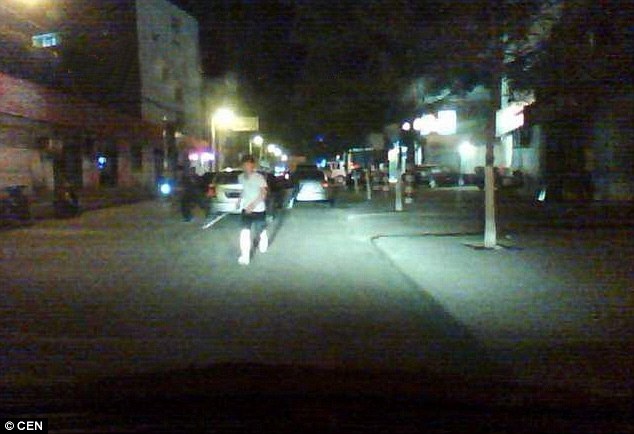 Η συμμορία με τις χατζάρες που σκορπά τον τρόμο στους οδηγούς (pics)