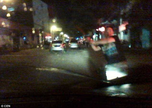 Η συμμορία με τις χατζάρες που σκορπά τον τρόμο στους οδηγούς (pics)