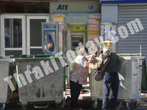 Ψάχνουν στα σκουπίδια για ένα ζευγάρι παπούτσια (photos)
