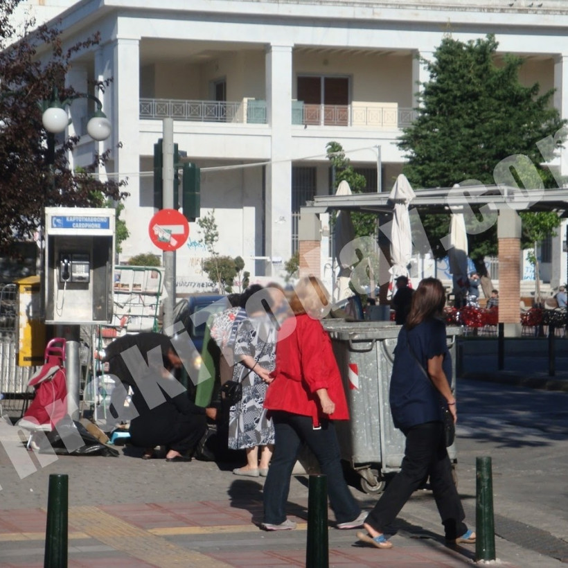 Ψάχνουν στα σκουπίδια για ένα ζευγάρι παπούτσια (photos)