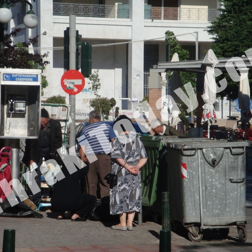 Ψάχνουν στα σκουπίδια για ένα ζευγάρι παπούτσια (photos)