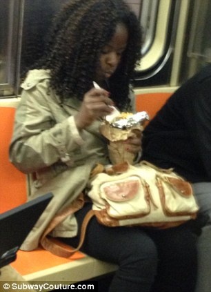 Απίθανες φωτογραφίες: Τι μπορεί να δει κανείς μέσα στο μετρό! 