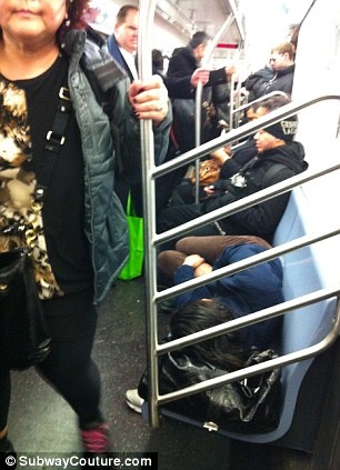 Απίθανες φωτογραφίες: Τι μπορεί να δει κανείς μέσα στο μετρό! 