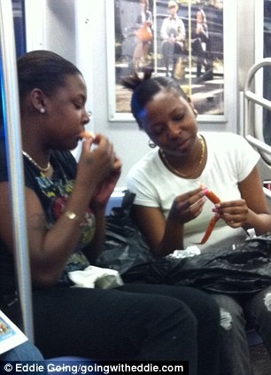 Απίθανες φωτογραφίες: Τι μπορεί να δει κανείς μέσα στο μετρό! 