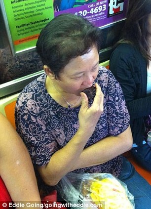 Απίθανες φωτογραφίες: Τι μπορεί να δει κανείς μέσα στο μετρό! 