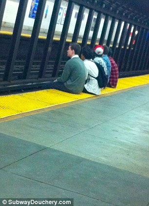 Απίθανες φωτογραφίες: Τι μπορεί να δει κανείς μέσα στο μετρό! 