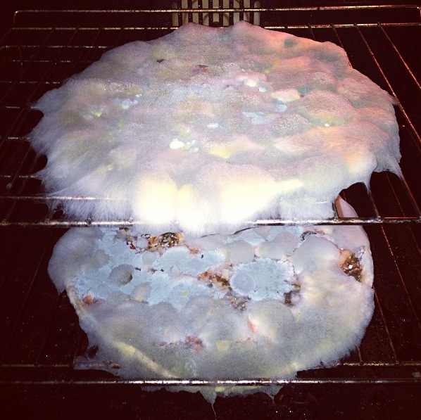 ΣΟΚ: Άφησε 2 πίτσες εκτός ψυγείου για εβδομάδες - Δείτε πώς έγιναν