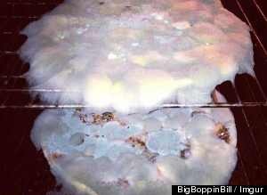 ΣΟΚ: Άφησε 2 πίτσες εκτός ψυγείου για εβδομάδες - Δείτε πώς έγιναν