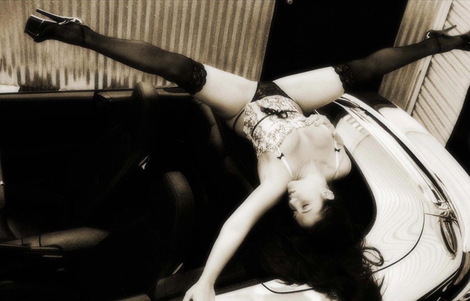 Αυτή είναι η καυτή δασκάλα που απολύθηκε αλλά ξετρέλανε το Facebook