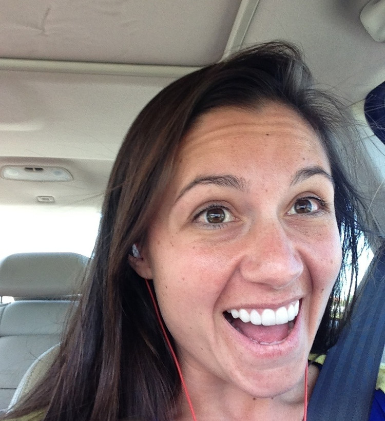 Αυτή είναι η καυτή δασκάλα που απολύθηκε αλλά ξετρέλανε το Facebook