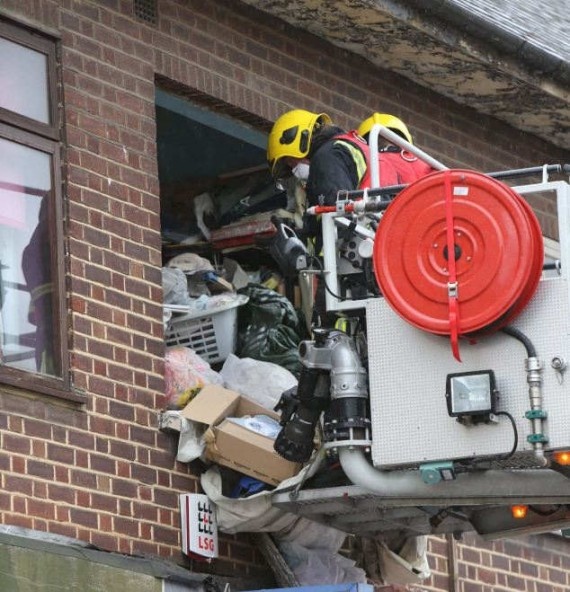 Εγκλωβίστηκε στα σκουπίδια του σπιτιού της