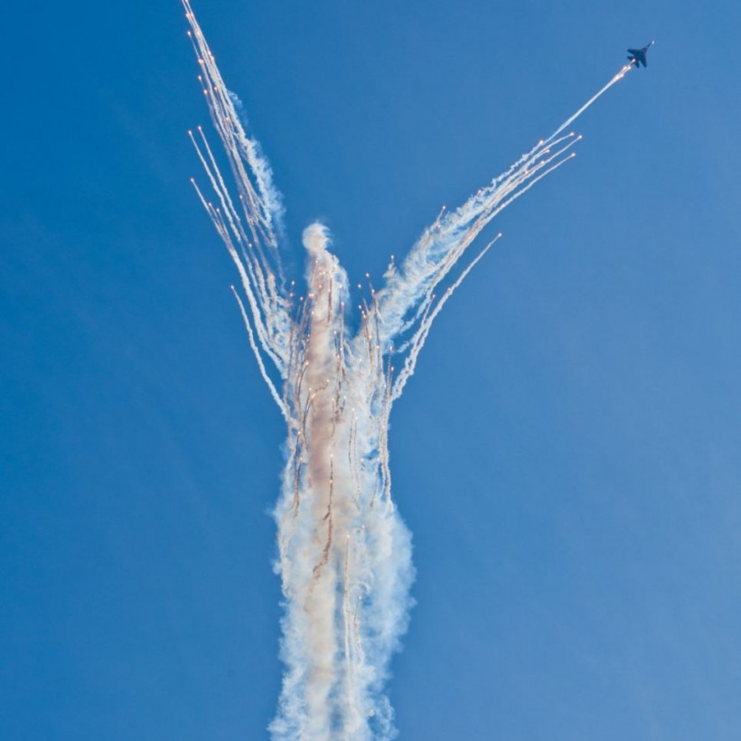 Εντυπωσιακό: Αεροπλάνα σχημάτισαν έναν... άγγελο στον ουρανό