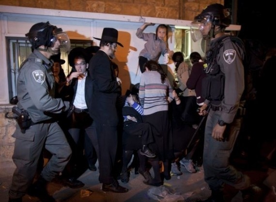 Αιματηρές συμπλοκές φανατικών Εβραίων με την Αστυνομία (pics)