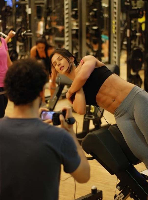 Δείτε την απίστευτη μυική μεταμόρφωση αυτής της κοπέλας (pics)