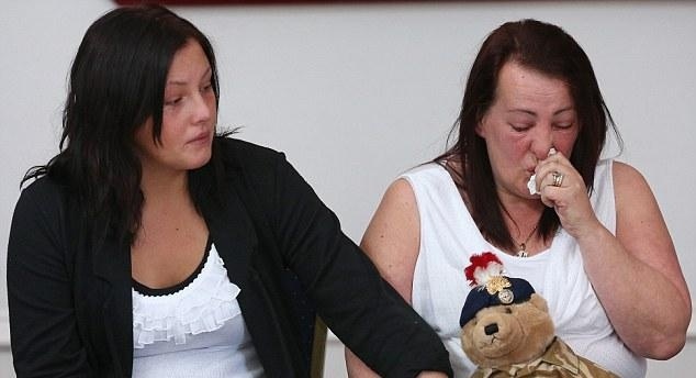 Απαγόρητη η οικογένεια του Άγγλου στρατιώτη (pics)