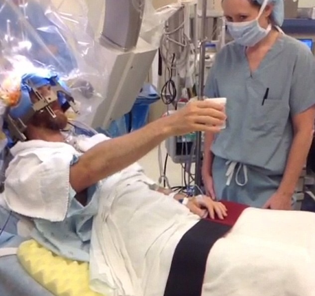 Aπίστευτο: Έπαιζε κιθάρα ενώ του χειρουργούσαν τον εγκέφαλο