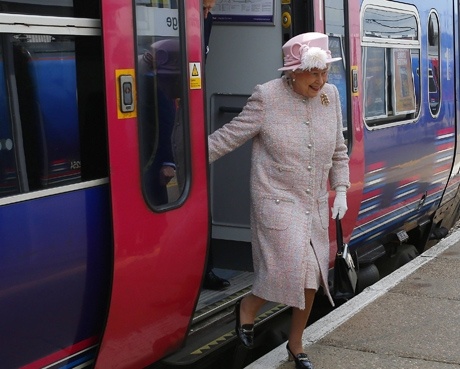 Στα 87 της χρόνια η βασίλισσα Ελισάβετ «αναγκάστηκε» να...