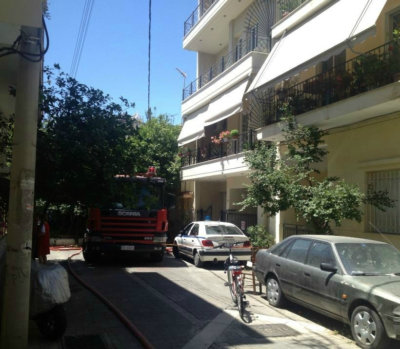 Φωτογραφίες από τη φωτιά στα Καμίνια