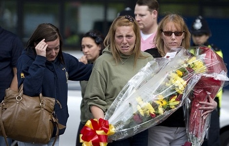 Η οικογένεια του στρατιώτη θρηνεί στο δρόμο που δολοφονήθηκε (pics)