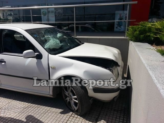 Λαμία: «Άγιο» για μία οδηγό αυτοκινήτου (pics)