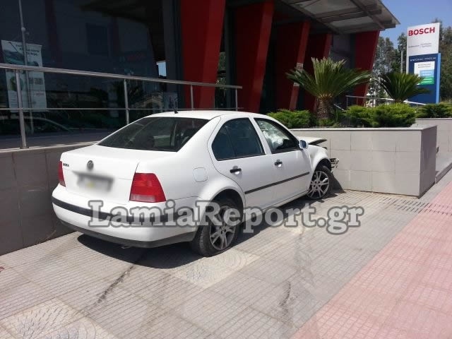 Λαμία: «Άγιο» για μία οδηγό αυτοκινήτου (pics)