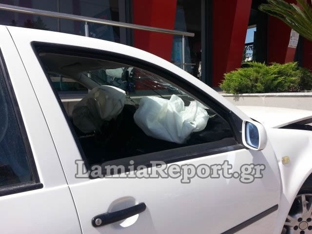 Λαμία: «Άγιο» για μία οδηγό αυτοκινήτου (pics)