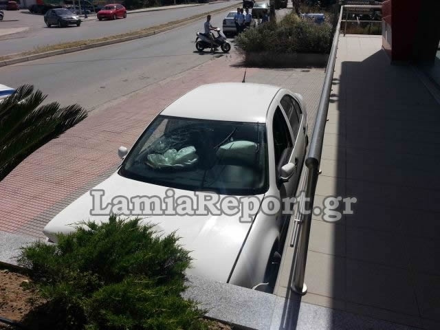 Λαμία: «Άγιο» για μία οδηγό αυτοκινήτου (pics)